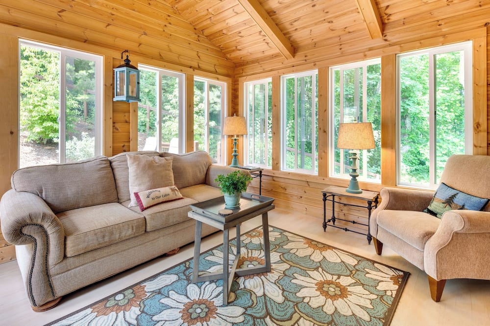 Pet-friendly Home w/ Sunroom in Blue Ridge Mtns! - Fletcher, NC