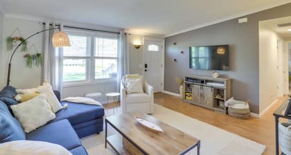 Three Oaks Home w/ Guest House - 8 Mi to Beach!