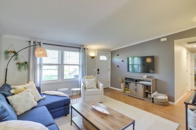 Three Oaks Home w/ Guest House - 8 Mi to Beach!