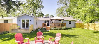 Three Oaks Home w/ Guest House - 8 Mi to Beach!