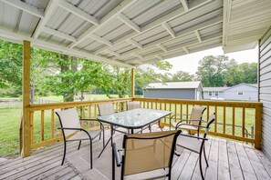 Outdoor dining - Pet-friendly Shell Knob Retreat w/ Deck & Grill! (Shell Knob)
