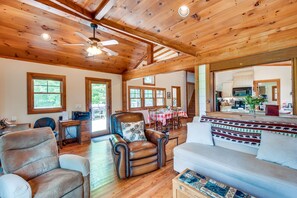 TV, fireplace, books - Cashiers Cabin w/ Stunning Views Near Waterfalls! (Highlands)