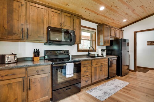 Hatfield Vacation Rental w/ Private Hot Tub!