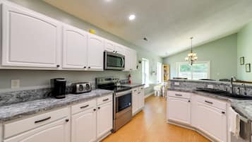 House (4 Bedrooms) | Interior