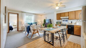 Una cocina moderna con armarios de madera, una isla central y un ventilador de techo.