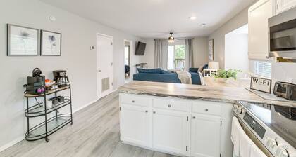 Branson Escape w/ Pool Access, Grill & Balcony!