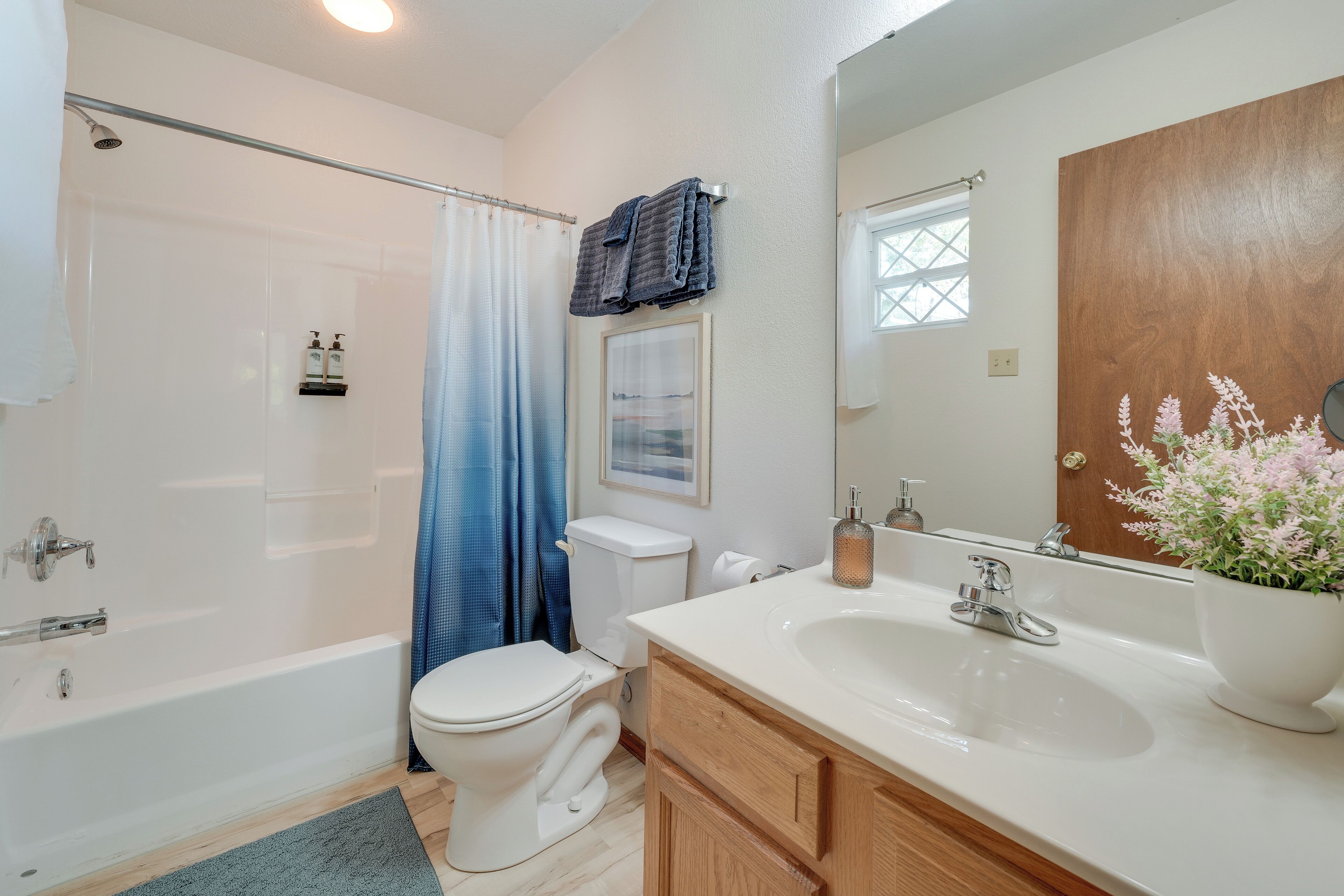 Une salle de bain moderne avec une baignoire, des toilettes et un lavabo.