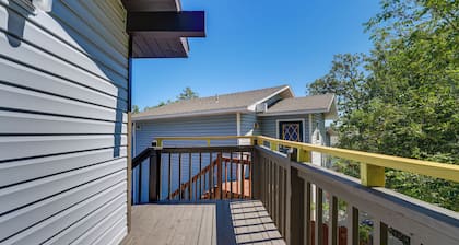 Branson Getaway: Deck w/ Pool View + BBQ Grill!