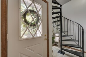 House (5 Bedrooms) | Interior
