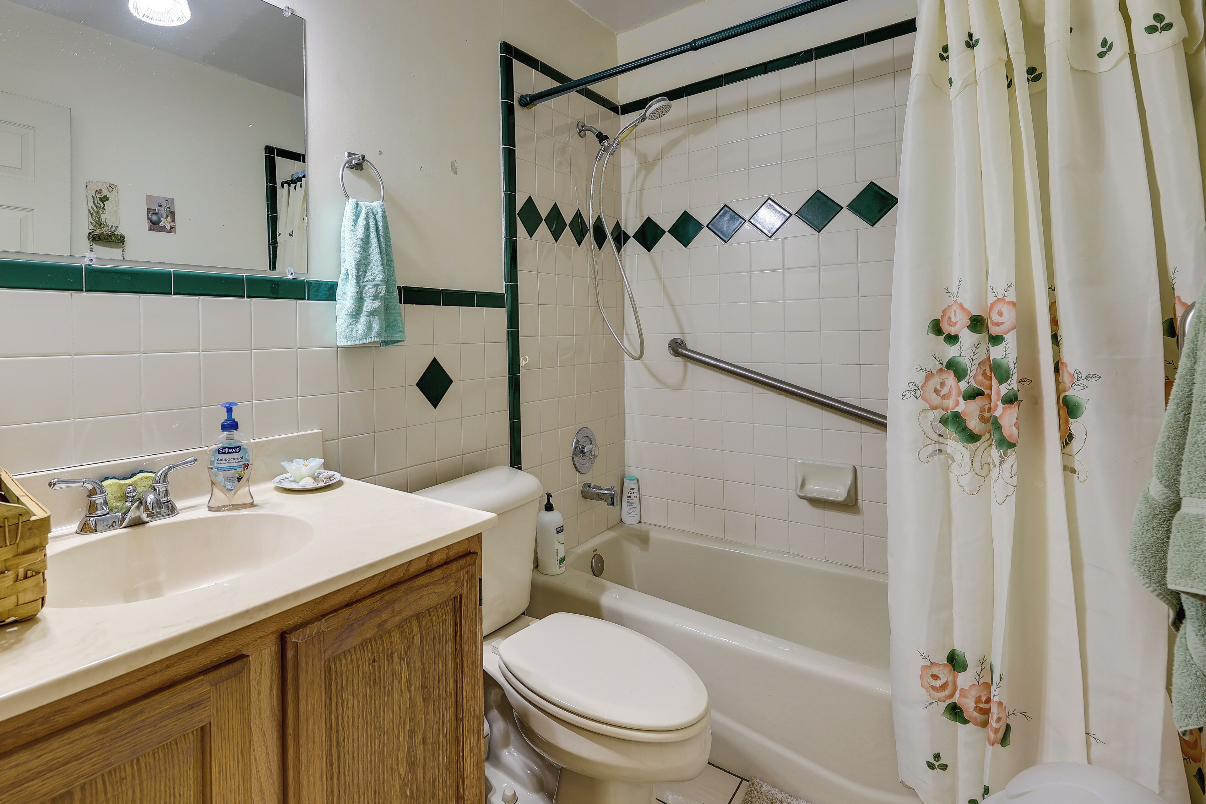 Un baño con inodoro, lavabo y bañera.