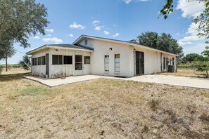 House (3 Bedrooms) | Interior - Screened Porch: Remote Harlingen House! (Harlingen)