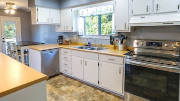 Rumah (3 Bedrooms) | Dapur pribadi | Microwave, oven, kompor, dan mesin pencuci piring
