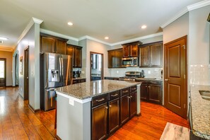 Casa (4 Bedrooms) | Cocina privada | Microondas, horno, parrilla de estufa y lavavajillas 