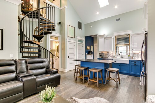 Greenwood Getaway w/ Furnished Patio & Lake View