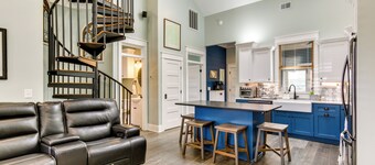 Greenwood Getaway w/ Furnished Patio & Lake View