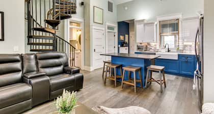 Greenwood Getaway w/ Furnished Patio & Lake View