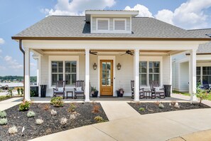 Interior - Greenwood Getaway w/ Furnished Patio & Lake View (Greenwood)