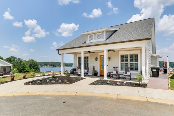 Greenwood Getaway W/ Furnished Patio & Lake View - Greenwood, SC