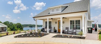 Greenwood Getaway w/ Furnished Patio & Lake View