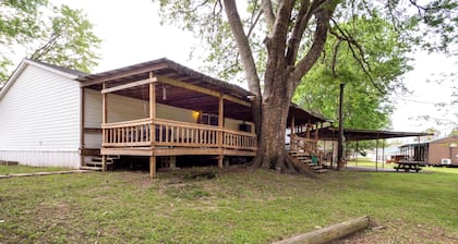 Lakefront Many Vacation Home w/ Kayaks!