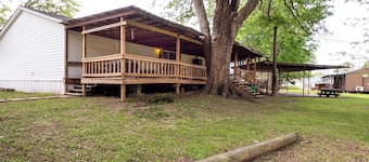 Lakefront Many Vacation Home w/ Kayaks!