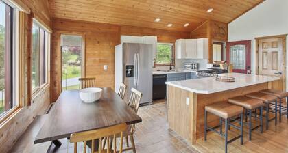 Crystal Lake Vacation Rental, 3 Mi to Betsie River