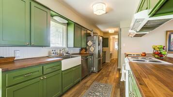 House (5 Bedrooms) | Interior