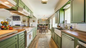 House (5 Bedrooms) | Interior