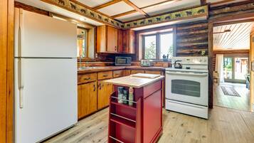 House (2 Bedrooms) | Private kitchen | Microwave, oven, stovetop, high chair