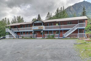 Apartment (0 Bedroom) | Interior - Angler's Dream! Mtn-view Unit Steps to Kenai River (Cooper Landing)