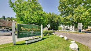 Señal del Portage Point Inn, fundado en 1903, que indica que es un hotel histórico con club náutico y condominios.