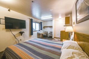 Apartment (0 Bedroom) | Interior - 5 Mi to Russian River Falls! Pet-friendly Studio (Cooper Landing)