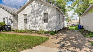 Unclassified image, 4 of 23, button - Cozy Downtown Sandusky Gem - 1 Mi to Lake Erie! (Sandusky)