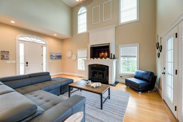 Interior - Harkers Island Vacation Rental With Pool Table! (Harkers Island)