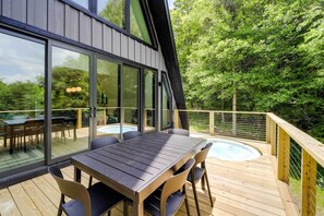 Outdoor dining - Modern A-frame North Carolina Cabin w/ Hot Tub (Vilas)