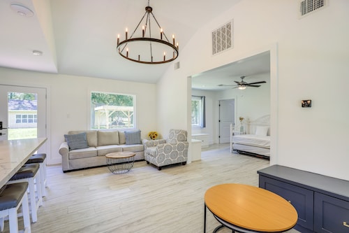 Bright Wallis Cottage w/ Pergola & Grill!