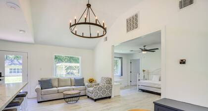 Bright Wallis Cottage w/ Pergola & Grill!