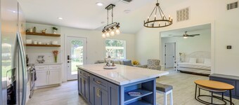 Bright Wallis Cottage w/ Pergola & Grill!