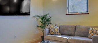 Modern White Salmon Apartment, Steps From Town