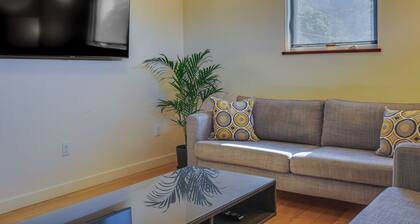 Modern White Salmon Apartment, Steps From Town