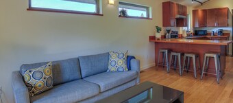 Modern White Salmon Apartment, Steps From Town