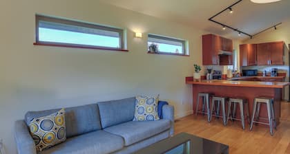 Modern White Salmon Apartment, Steps From Town