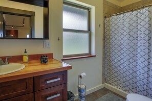 Apartment (2 Bedrooms) | Interior - Modern White Salmon Apartment, Steps From Town (White Salmon)