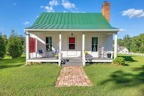 Front of property - Tranquil Cottage in Virginia Countryside w/ Pond! (Midlothian)