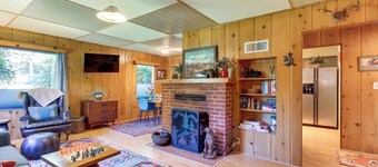 Vintage Cottage by Leaburg Canal w/ Large Yard!