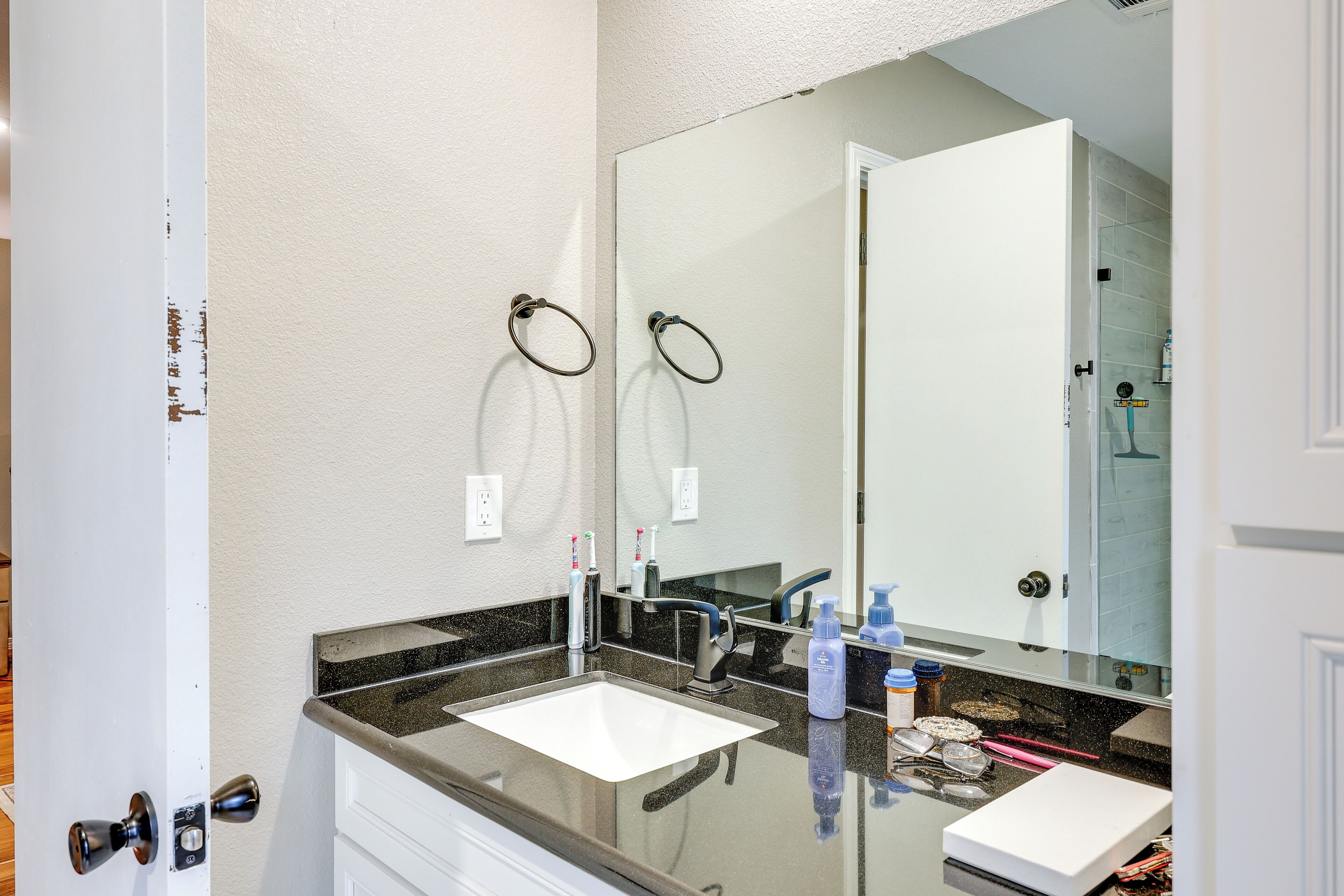 Un baño moderno con un espejo grande, dos lavamanos y un mueble tocador.