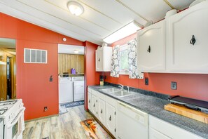 Cottage (2 Bedrooms) | Private kitchen | Microwave, oven, stovetop, dishwasher