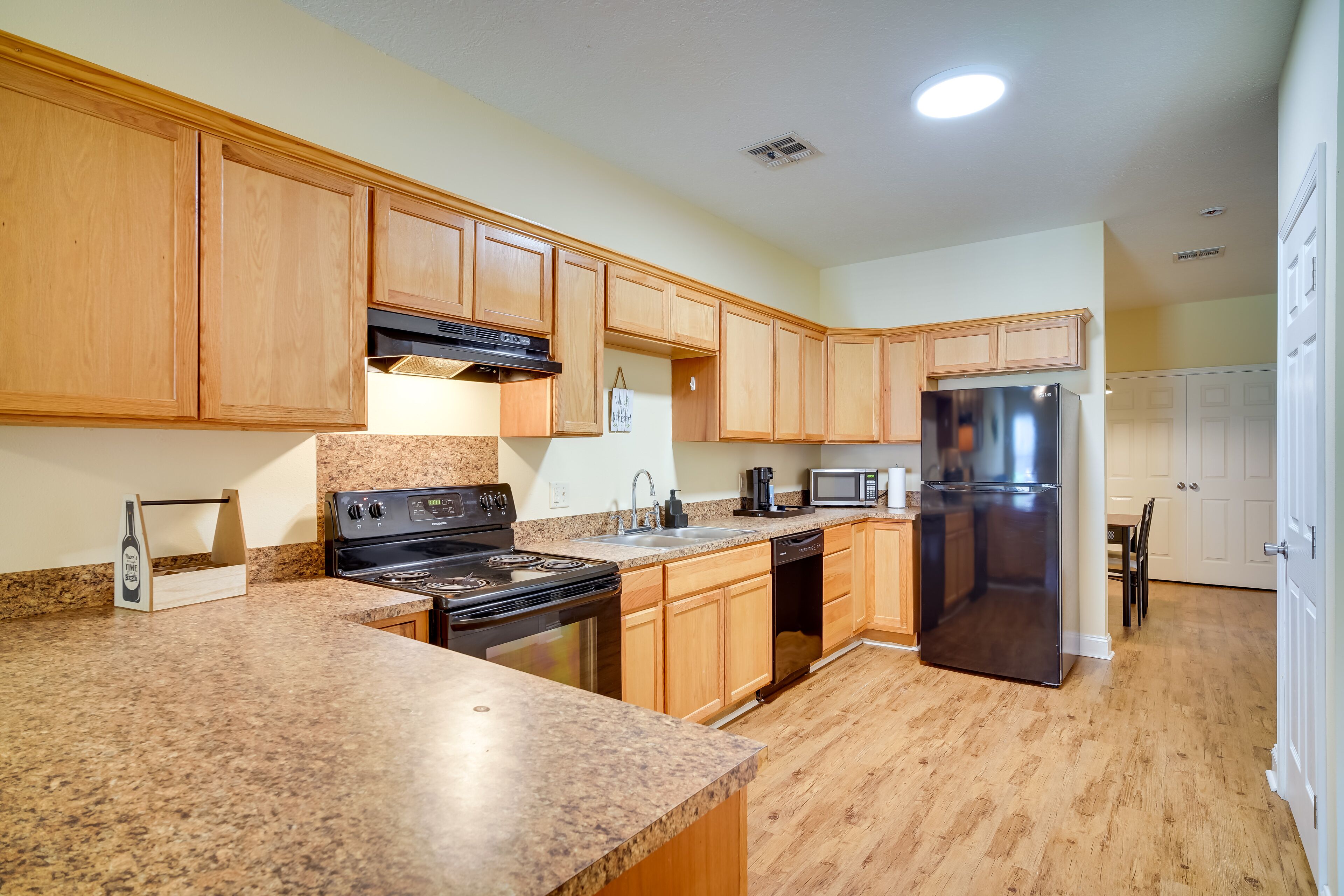 Oven, stovetop, dishwasher, cookware/dishes/utensils