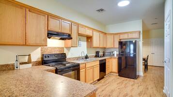 Oven, stovetop, dishwasher, cookware/dishes/utensils