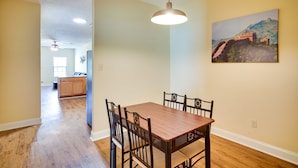 Dining - Lake Charles Vacation Rental Near Lake & Downtown! (Lake Charles)